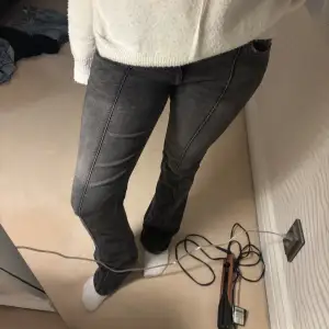 Säljer nu dessa fina jeans från bershka, älskar dem men säljer då jag köpt i ny storlek. Köpta förra vintern men knappt använda, slut på hemsidan. Hör av er vid frågor💕