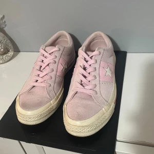 Converse - Säljer dessa skit snygga conversen som tyvvär knappt använts då de är för små för mig. De ser lite lila ut på kamera men färgen är mer rosa i verkligheten. De är svåra att få tag på i sveriga villket gör de väldigt unika!💕