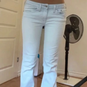 Lågmidjade jeans!! - Säljer ett par ljusblåa jeans från pepe! Köpt på plick men säljer då dem inte passade mig! 🥰🥰midjemått: 40cm innerbenslängd:70cm