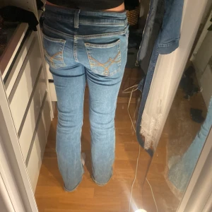 Bootcut jeans - Hej här säljer jag mina fina bootcut jeans. Storlek 32, tjejen på bilden är 169 cm lång. Dom är i fint skick! Skriv för fler frågor och pris kan diskuteras!