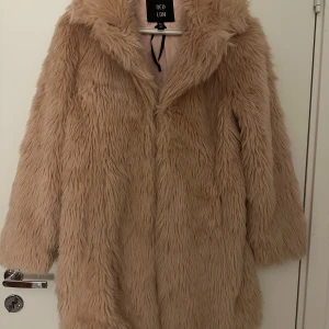 Pälsjacka - Mer rosa i verkligheten 