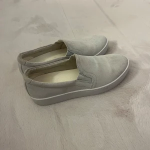 Vagabond skor - Inte använda många ggr mockan ser mer fläckig ut på bild! beiga skor i bra skick💕