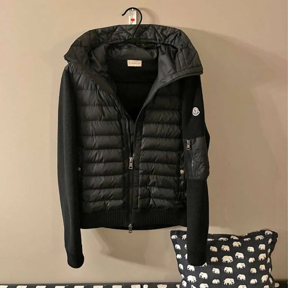 Tja! Säljer min stilrena moncler cardigan perfekt för hösten. Jackan är nyskick och kostar 12500kr i butik. Mitt pris: 5000kr. Den är givetvis äkta, priset är ej hugget i sten. Frågor och funderingar?🙌. Tröjor & Koftor.