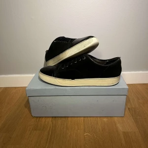 Lanvins  - Tja säljer nu dessa tvär snygga Lanvins i UK 10 som motsvarar 44-45 i eu. Dustbag och box kommer med.  Skick: 6/10