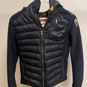 Parajumper Warm up - Säljer nu min Parajumper warm up och det är en sorg att lämna ifrån sig denna jacka för att den har varigt perfekt till både varma sommar dagar och kalla sommar kvällar. Jackan är i en mörk blå färg och jackan har inte heller några defekter 