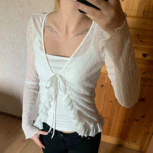 Vit blus med knytning - Passar XS & S. Köparen står för frakt 45kr. Betalning sker via Swish. Säljer även det vita linnet under och en liknande blus! 🖤