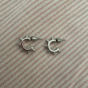 Örhängen från ur&penn - Silvriga örhängen från ur&penn. Använd en gång och jätte bra skick.