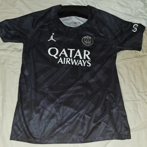 Psg tröja - Bra skick men lite slitage på texten som syns på bild 3