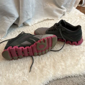 Reebok skor - Jätte sköna skor. Lite slitna vid hälarna men inget som stör.