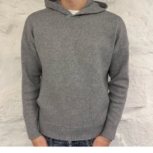 Grå stickad hoddie  - Snygg stickad hoddie i storlek M men passar S! Från märket Reserved och jätte fint skick.  Om du har någon fråga tveka inte att höra av dig!