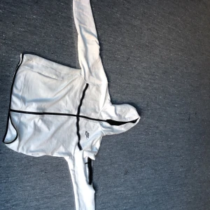 Nike tech  - Lite färg på men syns it så mkt bra kvalite . Pris kan diskuteras pgv färgen