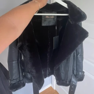 Skinnjacka med päls - Säljer denna ursnygga skinnjackan med päls som är perfekt nu i höst/vinter!! Helt ny