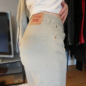 Vintage Levis  - Vintage Levis men i jättefint skick, ljusgrå/beige. Storlek 32/32. Skulle beskriva dom som halvt baggy i modellen, medel midja. 