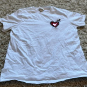 Fin t-shirt  - Säljer denna fina t-shirten, aldrig använd fick den i present 💞