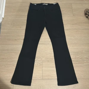 Svarta bootcut byxor - Säljer ett par snygga svarta bootcut byxor. De är i bra skick och perfekta för både vardag och fest. Byxorna har en klassisk design med fickor både fram och bak.