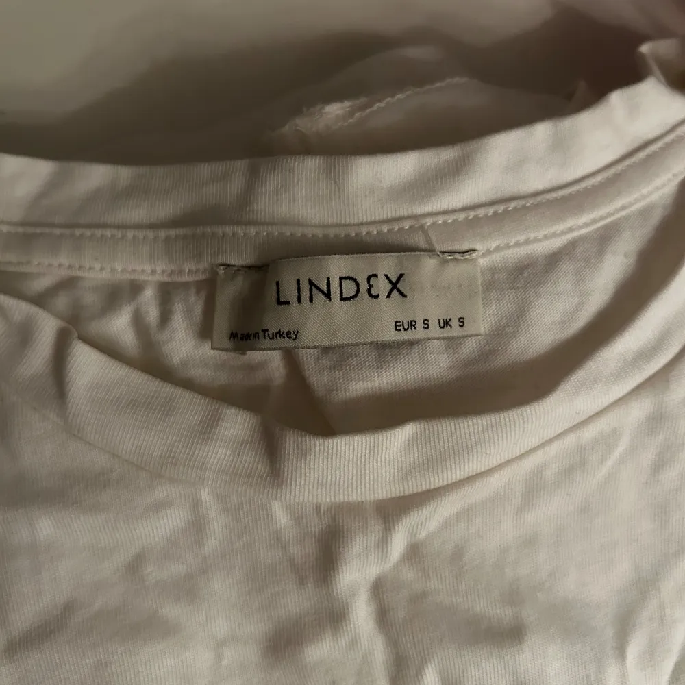 Vit ”box T-shirt” från Lindex. Aldrig använt så inga skavanker. Trivs inte i passformen därav säljer jag den🤍. T-paidat.
