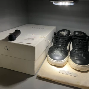 Valentino flycrews  - Tjena, Säljer dessa feta flycrews i bra skick, kan även tänka mig byte. Dem är i storlek 41 men passar även 42. Endast en nit fattas. Box, dustbags samt nya snören följer med. Hör gärna av er vid frågor. Pris kan diskuteras