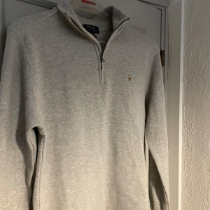 Polo Ralph Lauren zip  - Säljer min Polo Ralph Lauren half zip, nästa aldrig använd för att den är för liten. Skicket är 9,5/10! Ny pris ca 2000kr! Pris kan diskuteras.