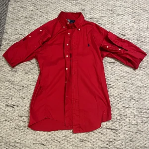 Ralph lauren skjorta - Fin Ralph lauren skjorta i extremt bra skick. Storleken är M. Färgen är Röd