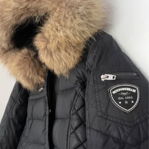 R&B jacka - Säljer min rock and blue jacka då jag inte använder den längre samt blivit för stor, användes typ 2 månader inte mer än så, storlek 42, jätte fint skick inget hål eller sånt, äkta päls. (pris går o diskutera)