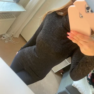 Svart glittrig polotröja - Säljer en superfin svart glittrig polotröja. Är i fint skick och passar bra till fest.❤️