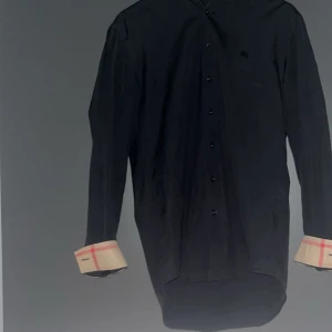 Burberry skjorta - Säljer min burberry skjorta då den e för stor. Skick 9/10. Kom med bud eller ett byte.