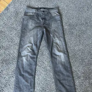 Feta replay jeans. Bra passform och passar till allt. De är uppsydda nån centimeter. Har mått på alla längder så skriv om de önskae. Fråga på om du har frågor eller önskar fler bilder