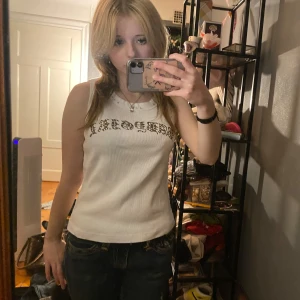 Coolt vit linne med rinestones  - Super fint linne med rinestones❤️