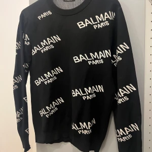 Balmain tröja  - Säljer en balmain tröja i svart, sitter bra och är 174. Kanppt använd. Bild på kvitto finns. 