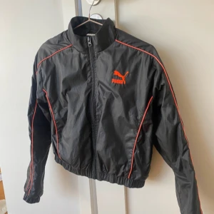 Träningsjacka - Tunn tränings jacka, storlek xxs så liten i storleken. Funkar på mig som vanligtvis har storlek XS men Kan bli sneppet tajt om man vill ha en tjockare tröja under jackan. Den är i gott skick! Använd men inga större tecken på det ☺️