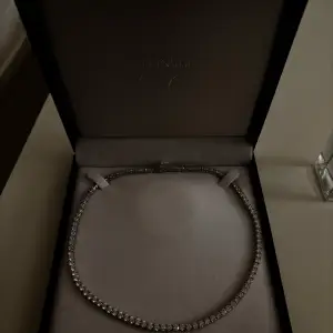 Säljer ett halsband dam från V&V signature collection, det var bara testat men aldrig använt kan gå ner i pris vid snabb affär, om ni har frågor komm pv!