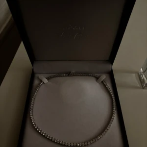 Vidal & Vidal halsband - Säljer ett halsband dam från V&V signature collection, det var bara testat men aldrig använt kan gå ner i pris vid snabb affär, om ni har frågor komm pv!