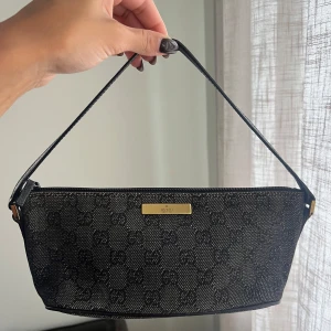 Gucci pochette boat - En äkta gucci pochette boat köpt på vinted. Väskan är authenticated av vestaire, kvitto från förra ägaren kan skickas. Väldigt fint skick för o vara vintage 