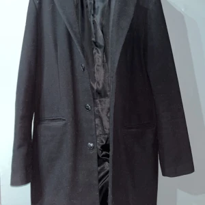 Svart kappa - Svart kappa  använd få antal gånger säljes pga liten strl  Priset kan diskuteras