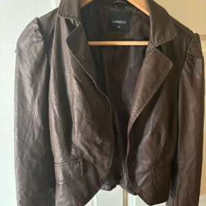 Leather jacekt - Väldigt gammal men fin att styla 