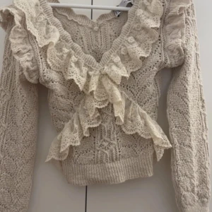 Stickad volang topp  - Säljer denne populära toppen ifrån zara som är slutsåld 