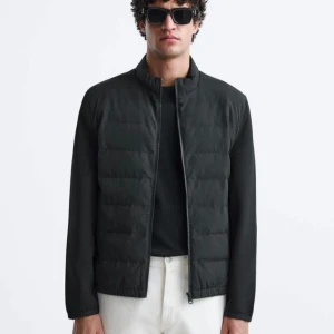 Jacka - Skön Höst/vår jacka som jag ej använder mycket i mycket bra skick. Köpt från Zara nypris 500. 