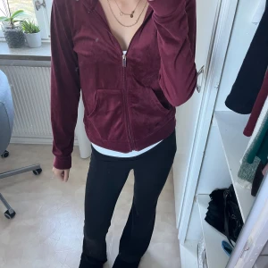 Vinröd hoodie med dragkedja - Säljer en supermjuk och skön vinröd hoodie med dragkedja. Den har långa ärmar och en praktisk huva. Perfekt för mysiga höst- och vinterdagar. Den är i bra skick och passar perfekt till vardagsoutfiten!