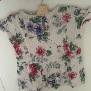 Blommig blus - Heejj!💘 säljer denna blusen   då ja tycker den är för liten o inte passar. Den är använd fåtal gånger och är i bra skick. Köpte den för 500 säljer den för 350. 