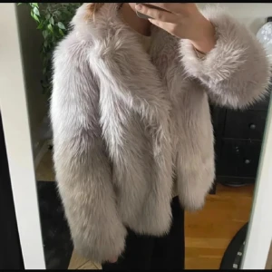 Pälsjacka  - Säljer denna fuskpälsjacka från top shop!! Superfint skick utan några som helst defekter!! Använd endast fåtal gånger!! 