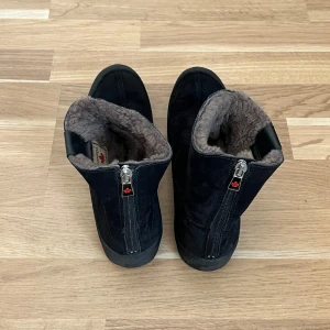 Svarta vinterstövlar från Canada Snow - Säljer ett par svarta vinterstövlar från Canada Snow. De är fodrade med mjukt pälsmaterial för extra värme och har en praktisk dragkedja framtill. 