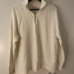 Zip-tröja - Vit zip-tröja, använd ett fåtal gånger. Storlek xl. 