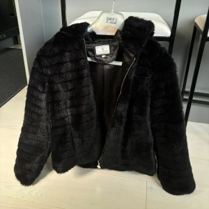 Pälsjacka (fejkpäls) - Såå mysig Faux fur jacket med luva i storlek S. Jackan är i superfint skick!🤍