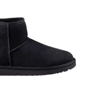 Säljer min fina Uggs nästan helt nya i färgen svart storleken är 39 passar mig som har mindre storlek köpta för 2300kr sälja för 999kr 