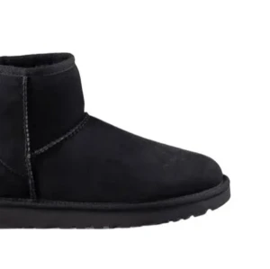 Uggs skor  - Säljer min fina Uggs nästan helt nya i färgen svart storleken är 39 passar mig som har mindre storlek köpta för 2300kr sälja för 999kr 
