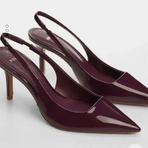 Mango vinröda klackskor  - Kitten heels från Mango! Slutsålda på hemsidan och sparsamt använda. Nypris 500kr. Smått slitna på insidan av skon men syns ej när man har på sig!