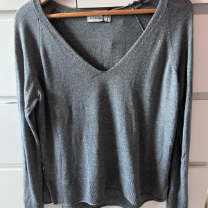 stickad tröja - jättefin tröja som är perfekt att ha nu till hösten. köpt secondhand men helt oanvänd av mig