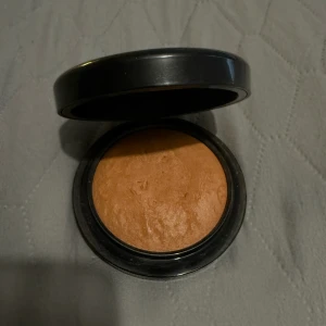 Mac mineralize skin finish - MAC Mineralize Skinfinish i färgen ‘Dark Deepest’. Jag har använt den som bronzer, men den fungerar också utmärkt som ansiktspuder. Spegeln gick sönder så den saknas, men produkten är i bra skick. MAC bronzer, MAC Mineralize Skinfinish, contour