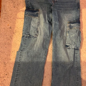 Cargo jeans pull and bear - I princip nya cargo jeans från pull and bear endast använd en gång. 