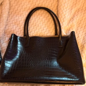 ASOS tote bag - Tote bag från asos i läder. Använd några gånger. Fint skick.